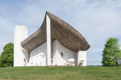 Die Kapelle Notre-Dame-du-Haut in Ronchamp wurde von Le Corbusier entworfen. 
