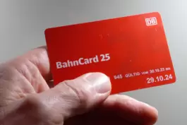 Die Deutsche Bahn will für Bahncard-Besitzer keine Plastikkarten mehr ausgeben. Künftig soll es die Rabattkarte nur noch digital