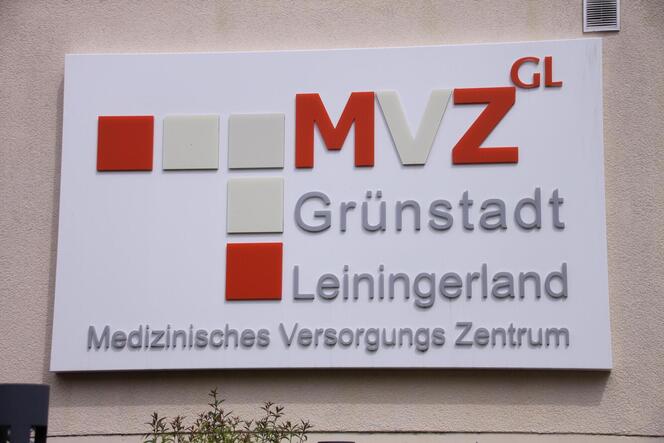 Modern, digital und etwas fehlerbehaftet: Im MVZ Grünstadt/Leiningerland soll Telefoncomputer Aaron Termine an Patienten vergebe