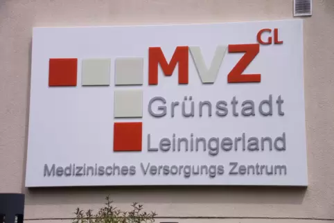 Modern, digital und etwas fehlerbehaftet: Im MVZ Grünstadt/Leiningerland soll Telefoncomputer Aaron Termine an Patienten vergebe