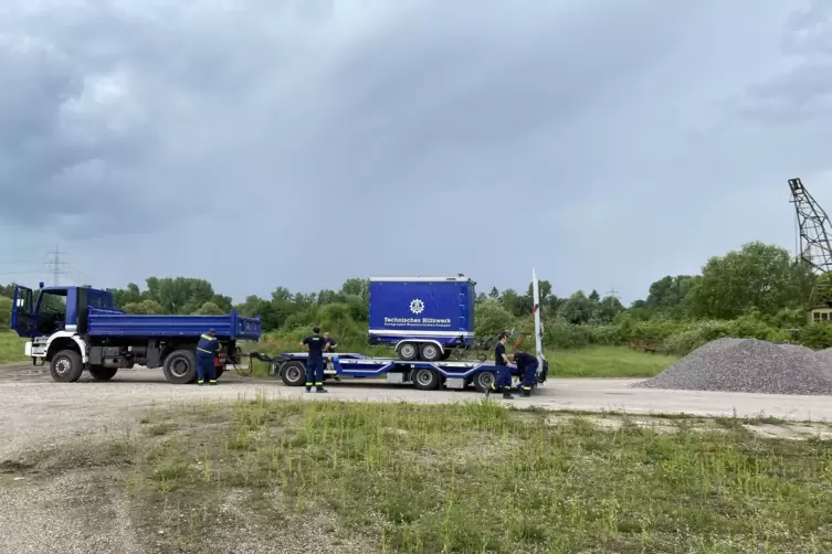 Die Pumpe wird zum R&uuml;cktransport auf einen Anh&auml;nger verladen.