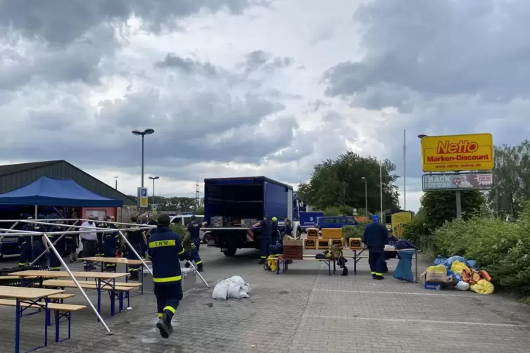 Das Lager am Netto-Markt ist am Freitagnachmittag schnell abgebaut.