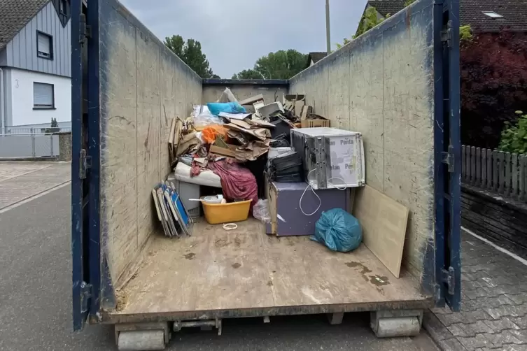 Die Stadt stellt Container f&uuml;r nassgewordene Dinge aus den Kellern zur Verf&uuml;gung.