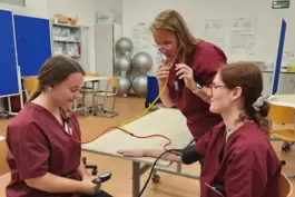 Im „Skills Lab“ üben die Pflegestudentinnen praktische Fähigkeiten für die spätere Arbeit am Patienten. 