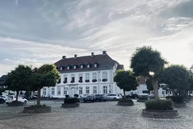 Der Schlossplatz vor dem Sturmfeder’schen Schloss ist Gegenstand einer Dorfdebatte darüber, wie dieser künftig genutzt werden kö Der Schlossplatz vor dem Sturmfeder’schen Schloss ist Gegenstand einer Dorfdebatte darüber, wie dieser künftig genutzt werden kö