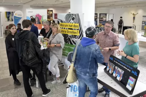 Im Heinrich-Pesch-Haus gibt es viele Angebote für Geflüchtete. Bei einer Jobmesse im vergangenen Spätsommer präsentierten sich r