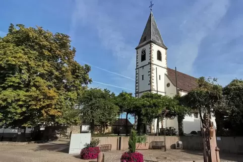 Ein zentraler Ort im Dorf: die katholische Kirche St. Leo und der Marienplatz in Rödersheim. 
