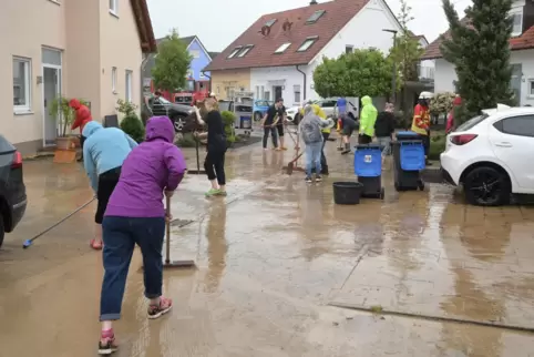 Aufräumarbeiten in Mechtersheim: Das jüngste heftige Starkregen-Ereignis im vergangenen Mai trug Schlamm und Wasser in die Häuse