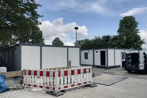 Im April noch Baustelle, wie im Bild zu sehen, ist das Containerdorf für Flüchtlinge inzwischen schlüsselfertig.