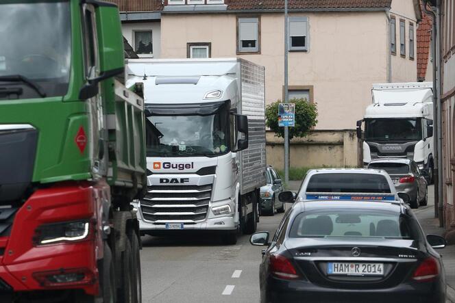 In Sarnstall rollen am Freitagvormittag die Laster Stoßstange an Stoßstange durch den Ort.