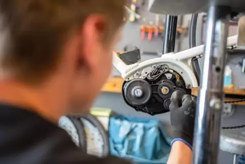 Viele Fahrradwerkstätten in der Region stemmen mit wenig Personal den Betrieb. Reparaturen werden dabei durch die Weiterentwickl