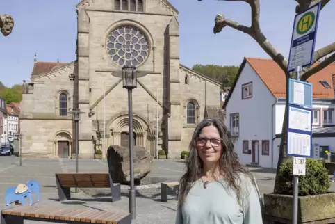 Jutta Neißer an der Haltestelle vor der Otterberger Abteikirche: Die Grünen wollen sich auch für die Stärkung des Öffentlichen P