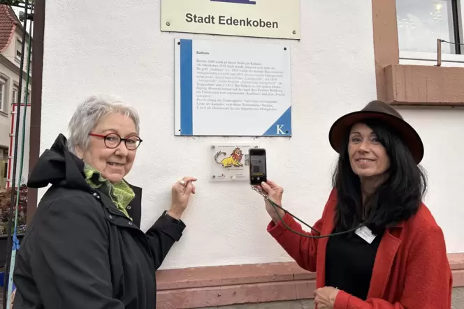 Die Gästeführerinnen Jutta Grünenwald (links) und Martina Roth testen an der Tourist-Info, ob der QR-Code auch funktioniert.