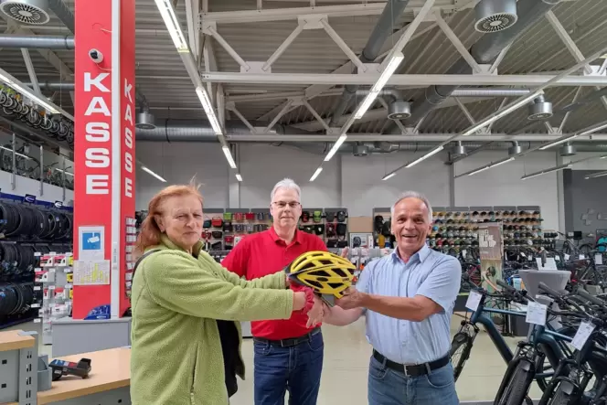 Clemens Stahler (rechts) hat Friderike Graebert bei Christian Trimpe einen Fahrradhelm gekauft.