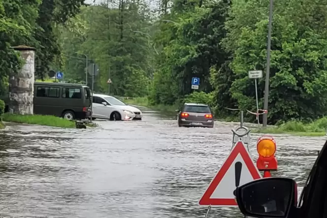 Die Jahnstraße in Kandel war zeitweise überflutet.
