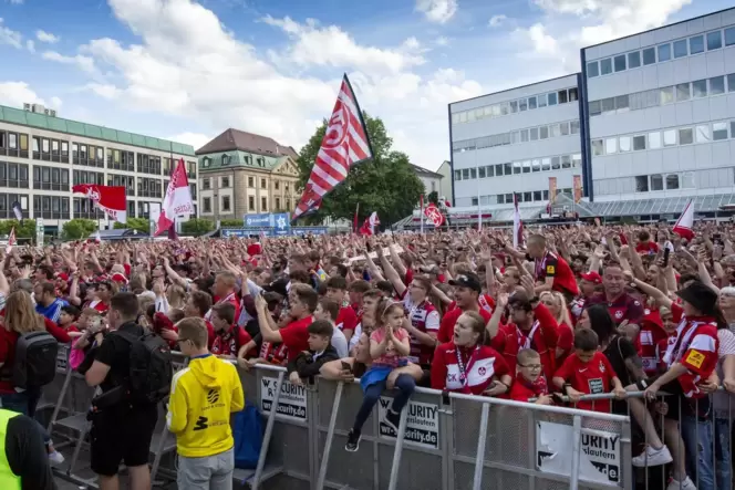 Im Mai 2022 feierten Tausende auf dem Stiftsplatz die Zweitliga-Rückkehr des 1. FC Kaiserslautern.