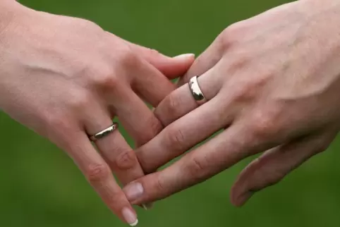 Hand in Hand durchs Leben: Das Sakrament der Ehe steht in der katholischen Kirche nicht jedem offen. 