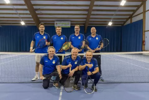 Die Herren-40-Meistermannschaft des TC BW Hettenleidelheim (hintere Reihe von links): Matthias Hauss, Tiberiu Zeicu, Volker Wahr
