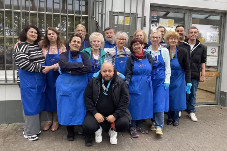 Ehrenamtliche Mitarbeiter: Bis zu 200 Freiwilligen in der Woche sind bei der Tafel t&auml;tig.