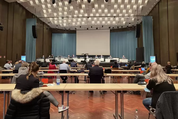 Volles Haus: Neun Fraktionen sitzen im Ludwigshafener Stadtrat. 