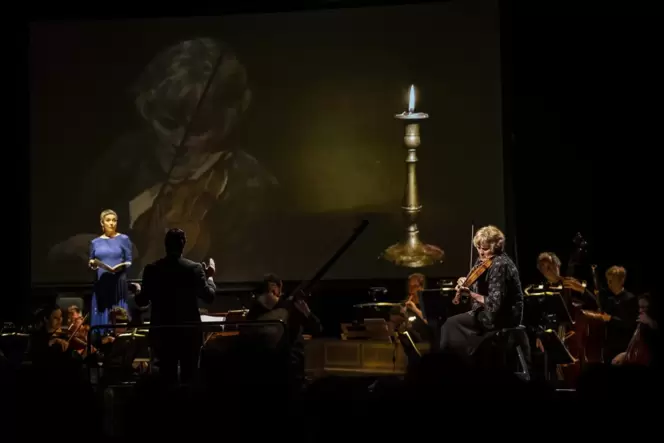 Die Schlussarie aus Händels »Il Trionfo« mit George Petrou am Pult. Links Anna Dennis, Violine spielt Elizabeth Blumenstock.