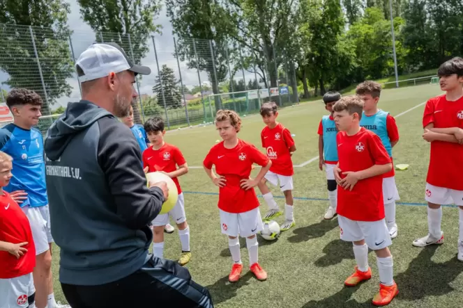 VfR-Nachwuchstrainer Jens Schröder erklärt seinen Jungs, wie das Champions-League-Passspiel funktioniert.