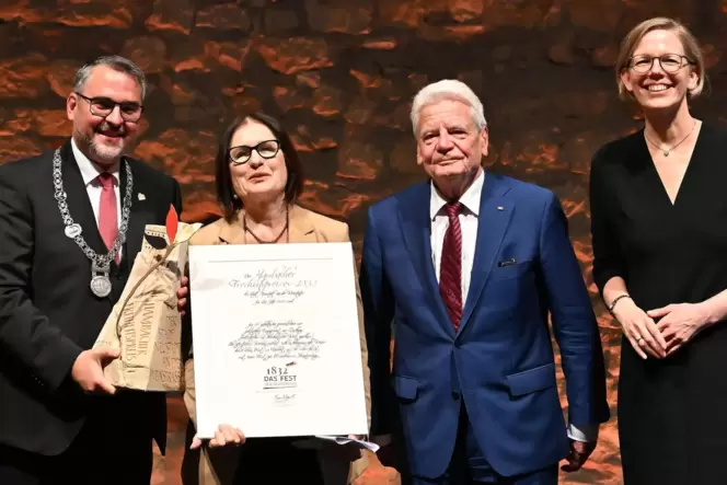Gratulanten, Laudator und Preisträgerin (von links): Neustadts OB Marc Weigel, Irina Scherbakowa, Altbundespräsident Joachim Gau