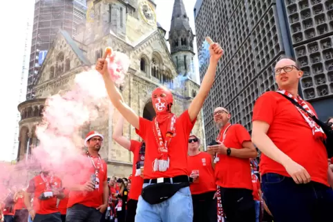 Auch die Gedächtniskirche am Brliner Breitscheidplatz umwaberte roter Bengalo-Rauch. 