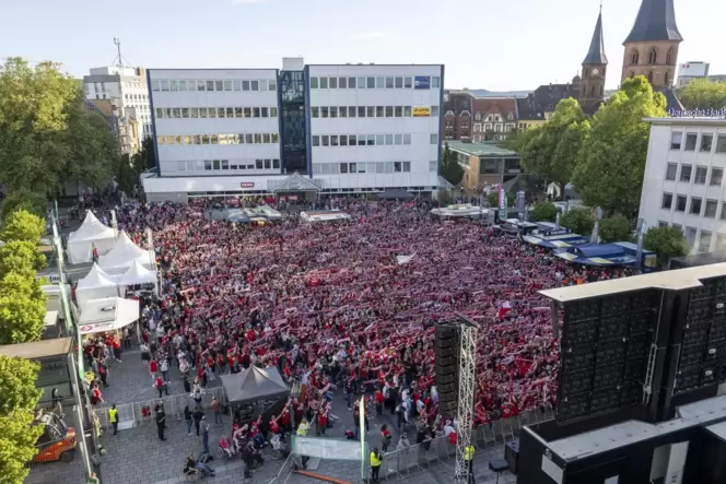 Gut 7000 FCK-Fans verfolgten das DFB-Pokal-Finale auf einer großen Leinwand beim Public Viewing auf dem Stiftsplatz.