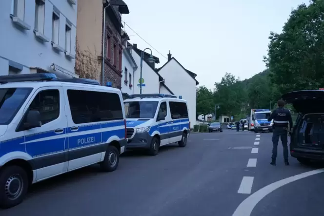 Die private Feier in Kröv wurde von der Polizei aufgelöst, nachdem es Hinweise auf verbotene Musik und Parolen gab.