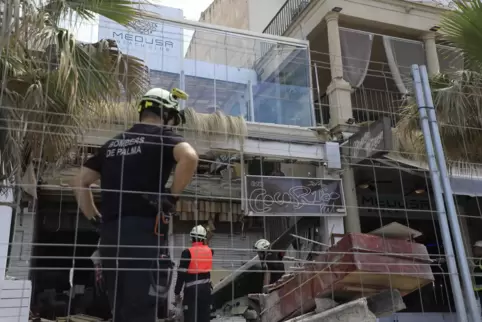 Palma: Feuerwehrleute arbeiten am Ort des Einsturzes. 