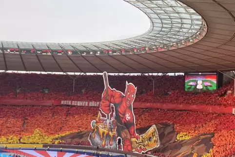 Die Choreo der FCK-Fans vor Beginn des Spiels hat Eindruck gemacht. 