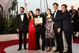 Regisseur Sean Baker (Dritter von links) und Darsteller posieren mit der Goldene Palme für den Film „Anora“ nach der Preisverlei