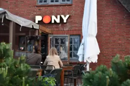 Ein Video von Gästen der Sylter Bar „Pony“, die rassistische Parolen singen, ist in der vergangenen Woche im Internet verbreitet