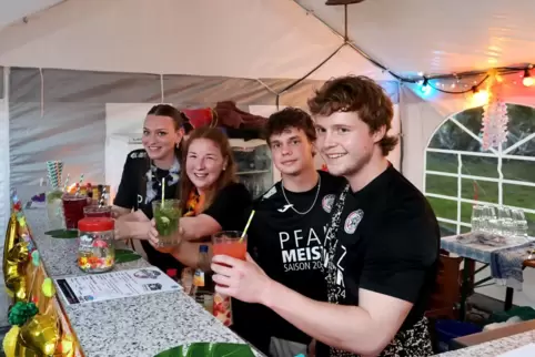 Helfen auf dem Spargelfest hinter der Cocktailbar bei Handballverein Dudenhofen (v.r.): Konrad Worf, Lorenz Worf, Jana Bäuerle u