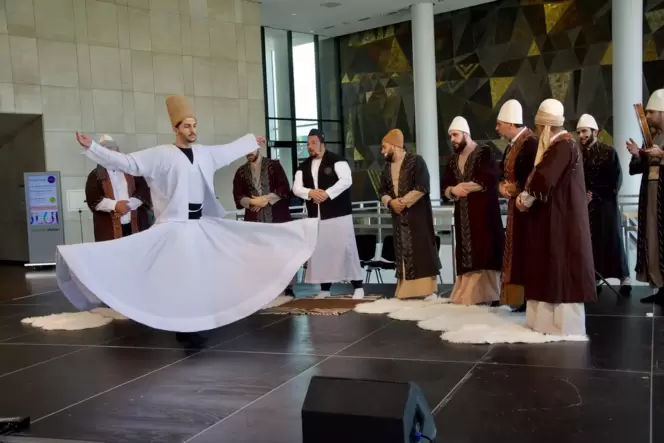 Mit zunehmender Intensität: der Sufi Verein Ludwigshafen mit Gesang und tanzendem Derwisch.