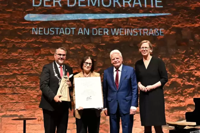 Der Freiheitspreis ging an Irina Scherbakowa, übergeben von Marc Weigel, Altbundespräsident Joachim Gauck und Simone Schneider,