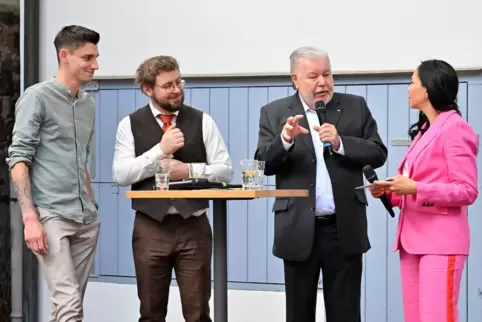 Sahen Parallelen von Sport und Demokratie (von links): Schiedsrichter Pascal Kaiser, Professor Hiram Kümper, Ex-Ministerpräsiden