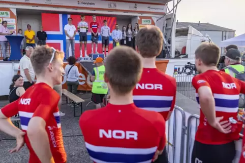 Zeitfahren auf der Zweibrücker Landebahn 2023: Etwas schüchtern sang das norwegische Team (vorne) zu Ehren des Tagessiegers und 