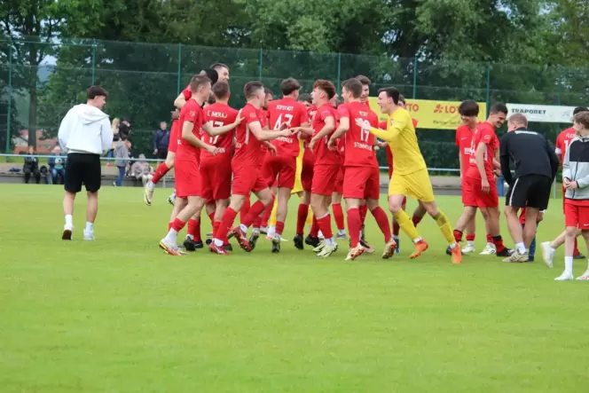 Die Spieler des SV Steinwenden feiern den Verbleib in der Verbandsliga nach dem Sieg.