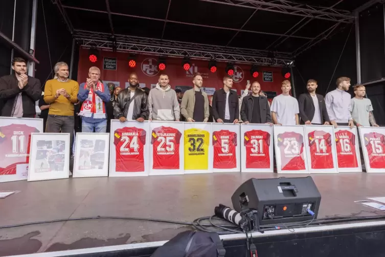 Time to say good-bye: Der FCK verabschiedete Trainer Friedhelm Funkel (Dritter von links), Co-Trainer Matthias Lust Zweiter von 