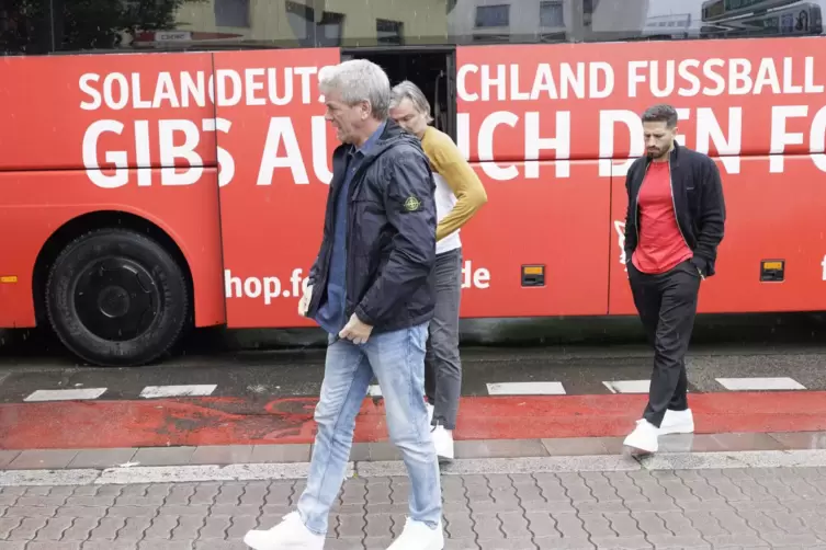 Letzter FCK-Gang: Friedhelm Funkel auf dem Weg vom Bus zum Stiftsplatz. 