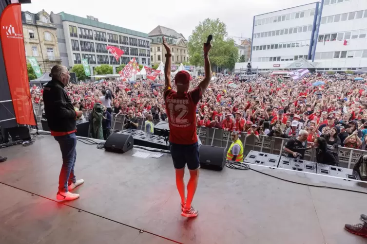Schon vor dem Auftritt der Mannschaft war schwer Stimmung bei den rund 6000 Fans auf dem Stiftsplatz.