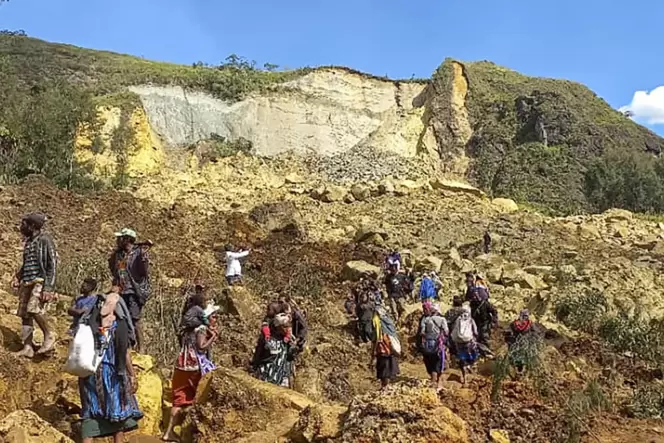 Dorfbewohner suchen nach dem Erdrutsch nach Verschütteten.