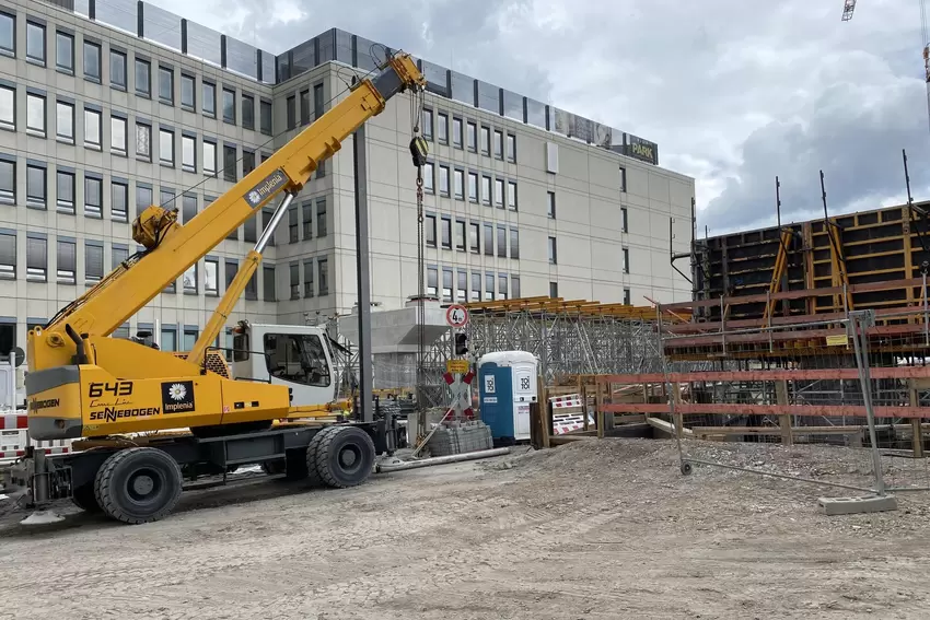 Hinter den fertigen Pfeilern wird die Betonstahlkonstruktion für die neue Hochstraße erstellt.