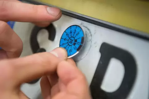 Die Plakette auf dem Nummernschild zeigt den Termin der Hauptuntersuchung an. 