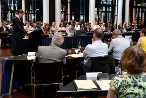 Bei der konstituierenden Sitzung im Sommer 2019: der Frankenthaler Stadtrat, links der damalige OB Martin Hebich (CDU). 