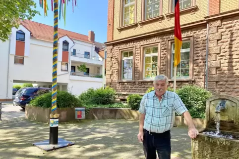 Karl Ober vor der Studernheimer Grundschule. Ein Maibaum im Ort geht auf seine Initiative zurück. 