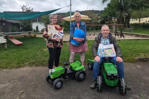 Von der Spende angeschafft wurden Bücher sowie Kinder-Traktoren (von links): Kita-Leiterin Hiltrud Wickertsheim, Kaufhausleiteri