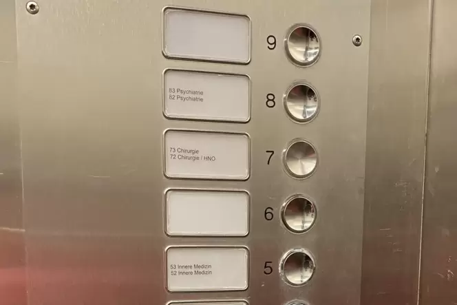 So sah es noch vor Kurzem im Aufzug aus: Manche Schilder waren schlichtweg leer, auf anderen waren die Angaben veraltet.